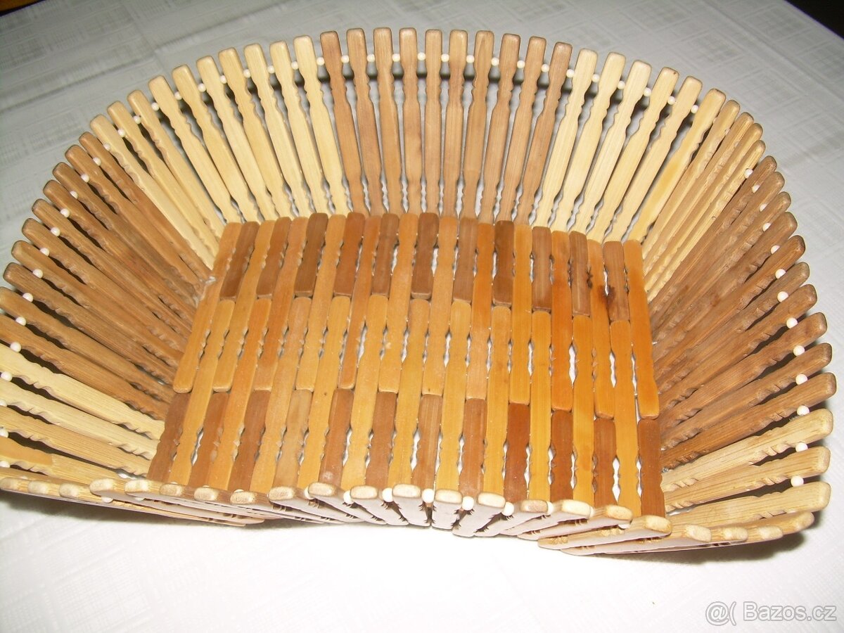 vyřezávaná polička - dřevo, kbelíčky, stereo,proutěný koš - 8