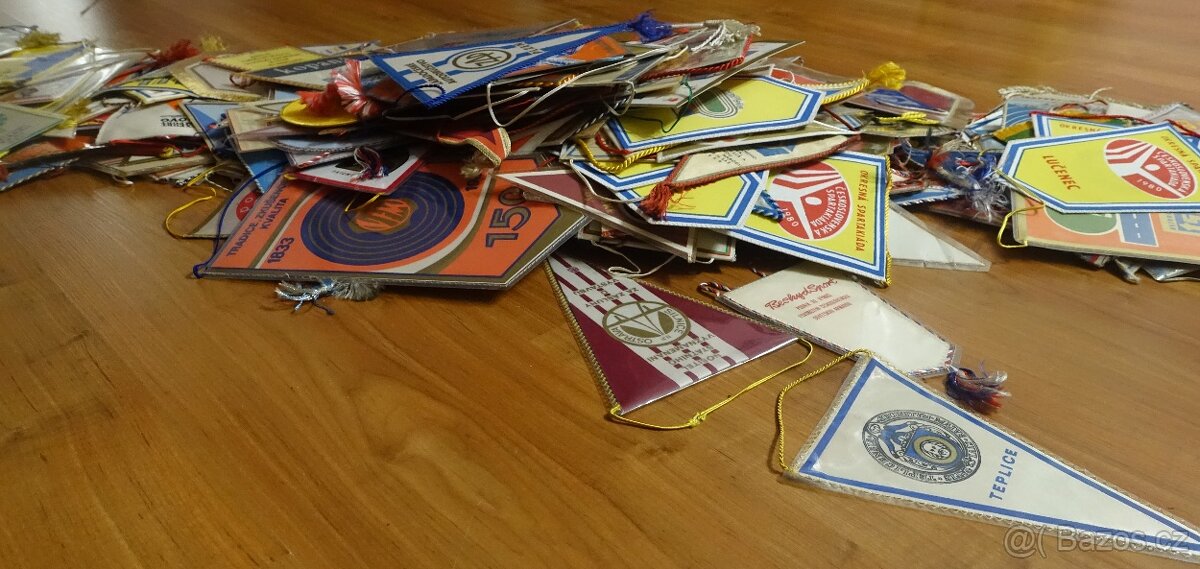 Velký konvolut přes 350 ks vlaječek – sportovní, klubové, po - 8