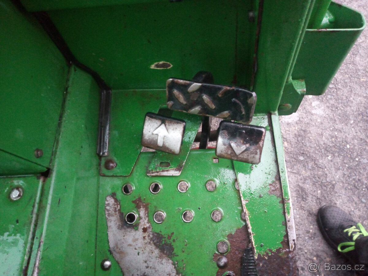 MALOTRAKTOR JOHN DEERE S ČELNÍM NAKLADAČEM - 8