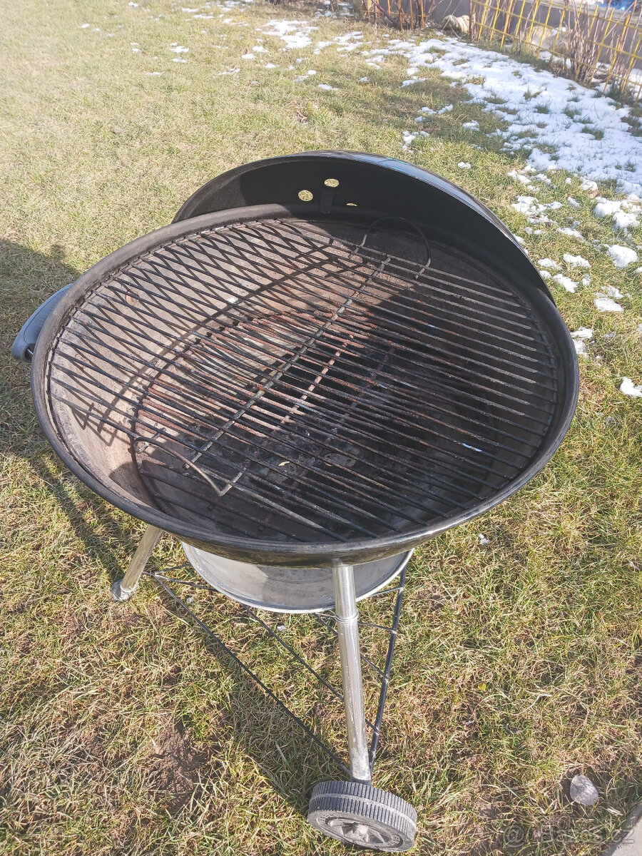 Gril Weber na dřevěné uhlí - 8