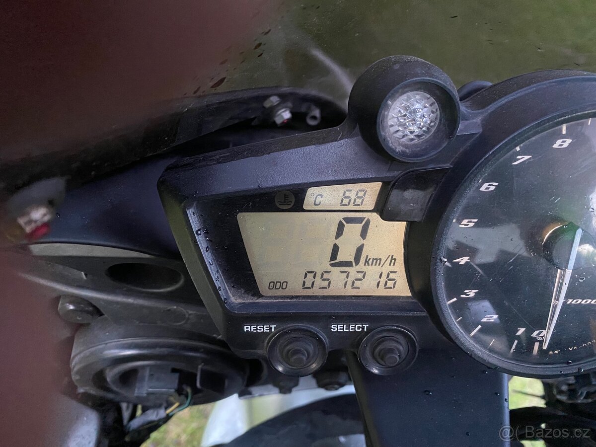 Yamaha R1 - 8