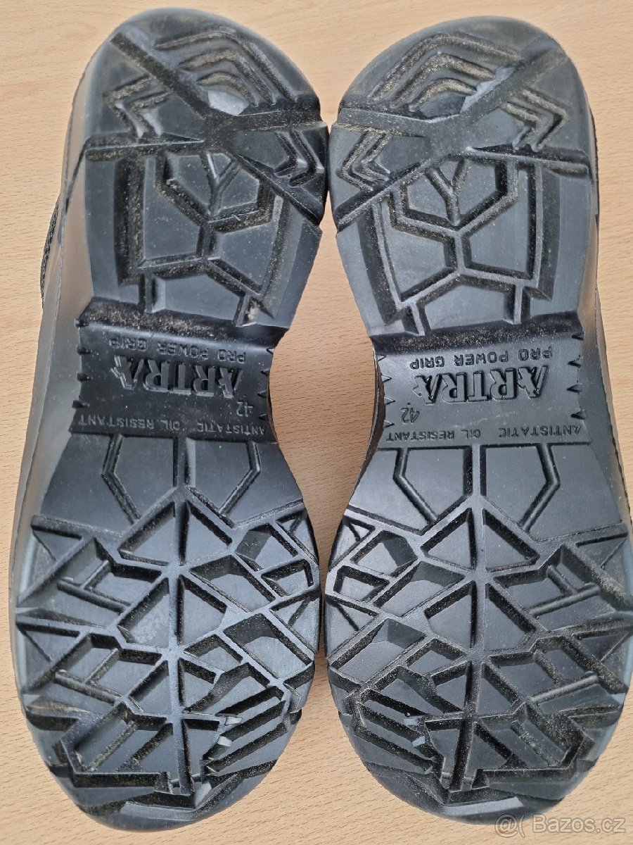 Prodám nove nepoužité pracovní boty, vel.42 - 8