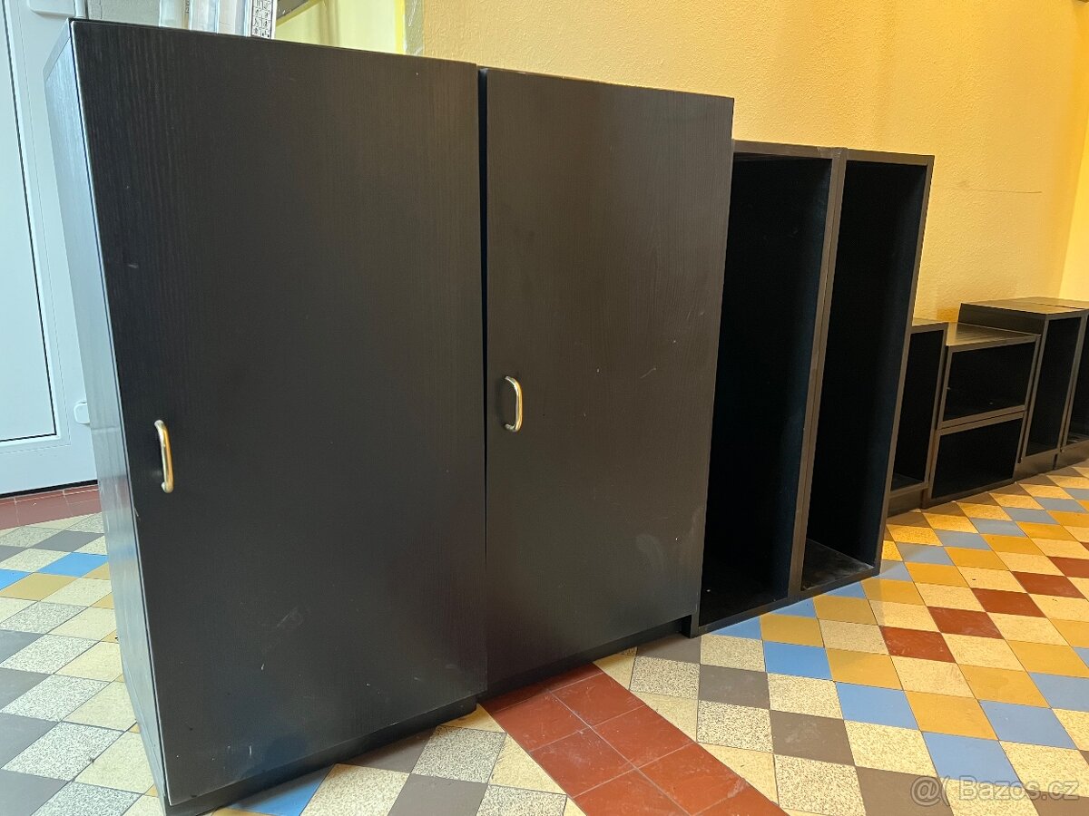 Skříňky a stůl za odvoz - 8