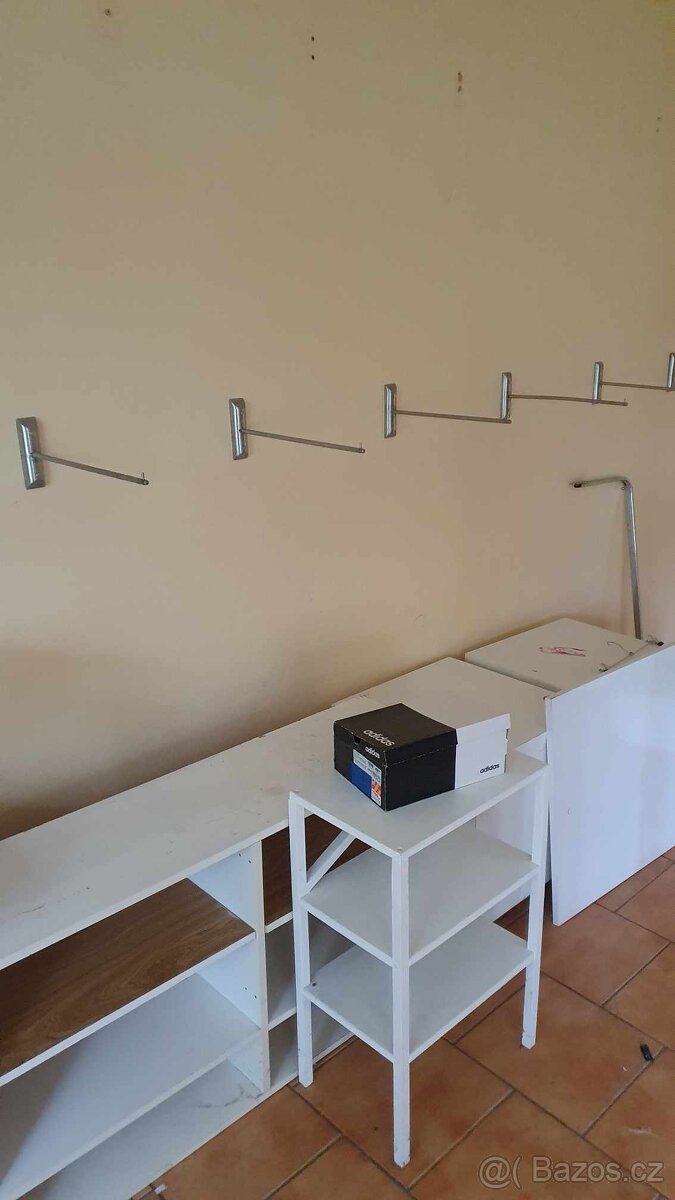 Zkušební kabinka, Vybavení prodejny - 8