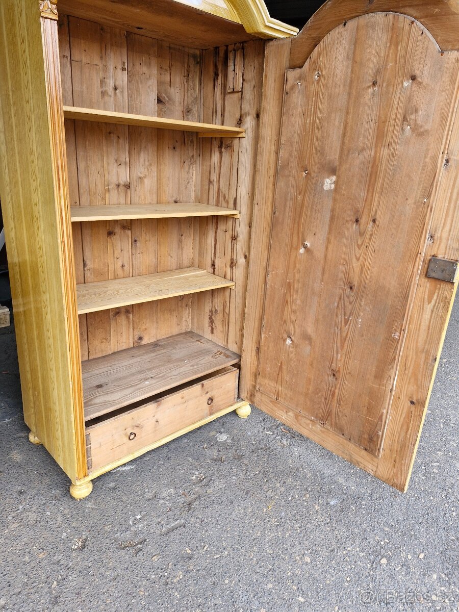 Staré skříně a komoda - 8