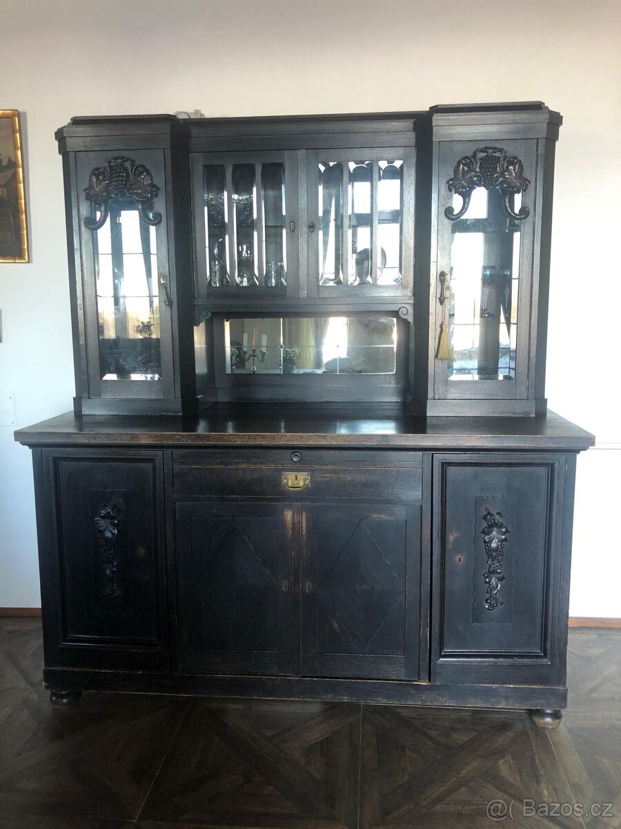 Starožitný velký kredenc - 8