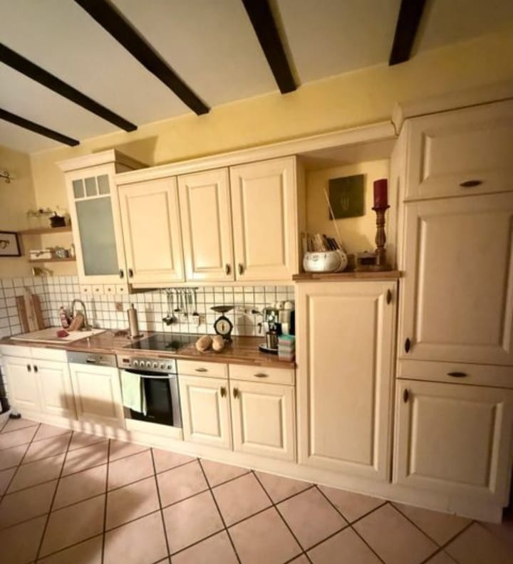 Krémová venkovská kuchyně s vestavěnými spotřebiči,5654 - 8