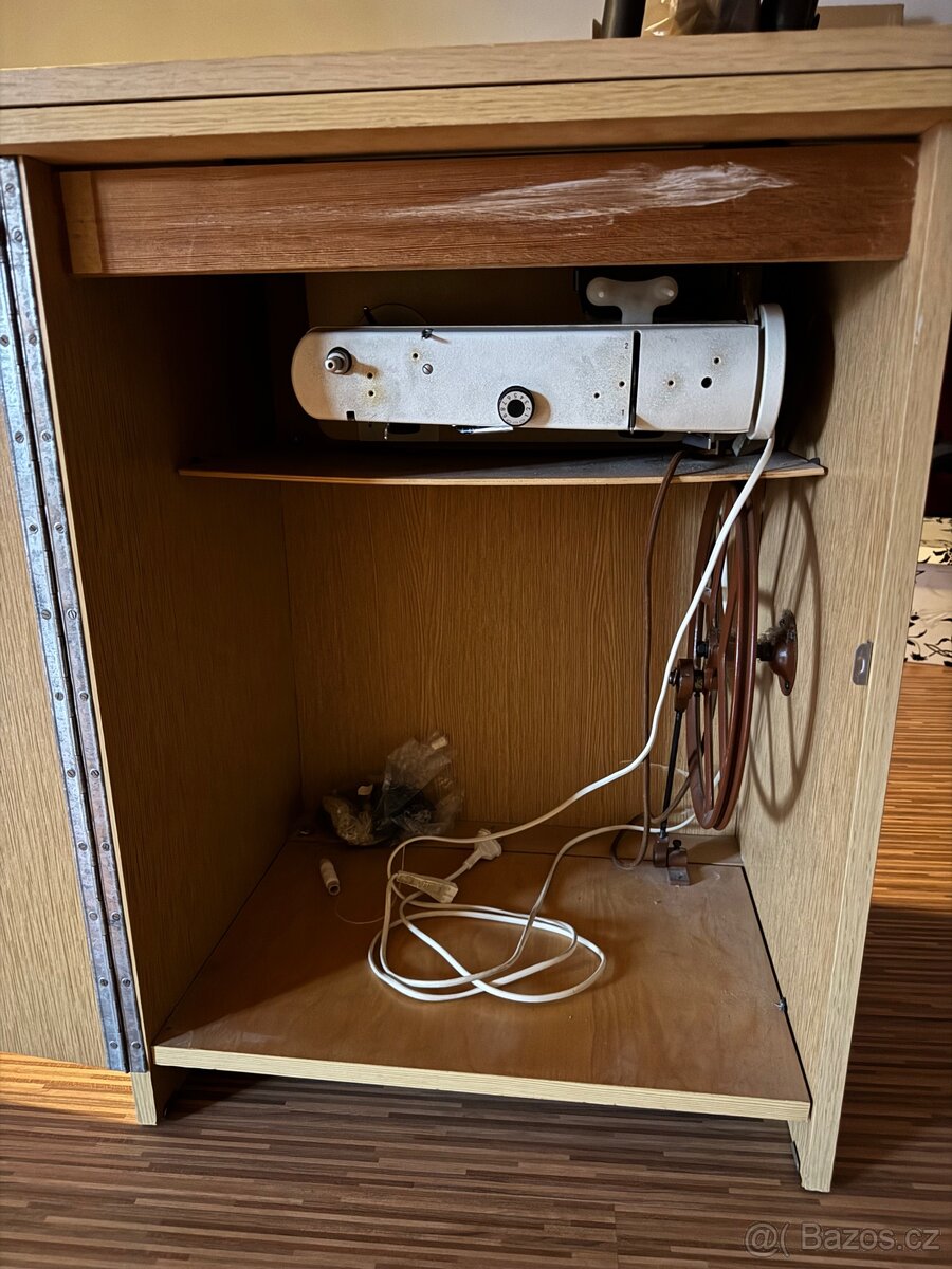 Retro skříňový šicí stroj Lucznik 438 - 8