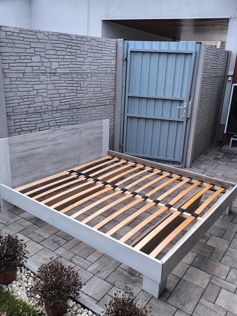 Prodám manželskou postel 180cm x 200cm - 8