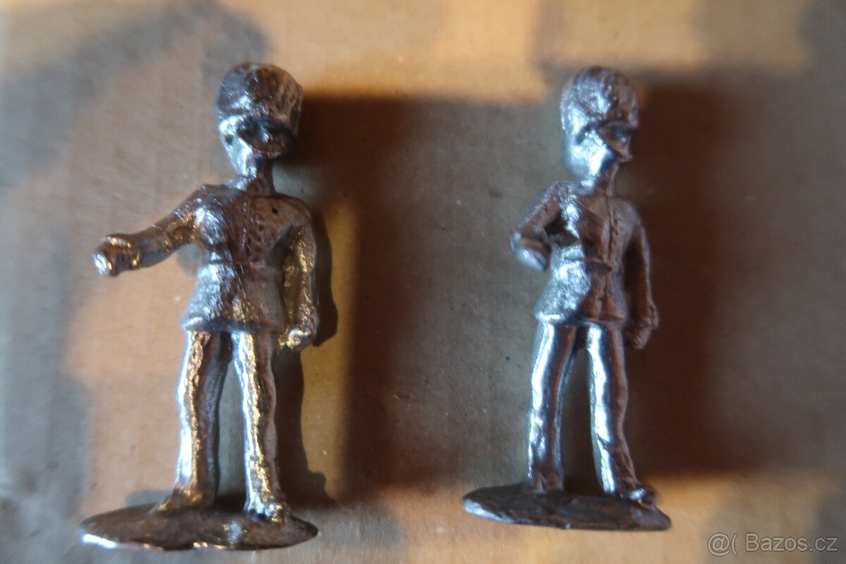 cínoví vojáčci a další figurky - 8