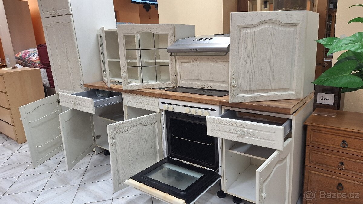 Bílá rustikální kuchyňská linka - 8