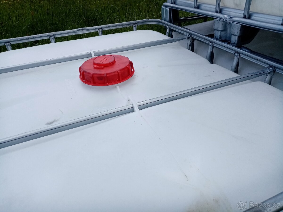 IBC nádrže kontejnery na 1000 litrů - 8