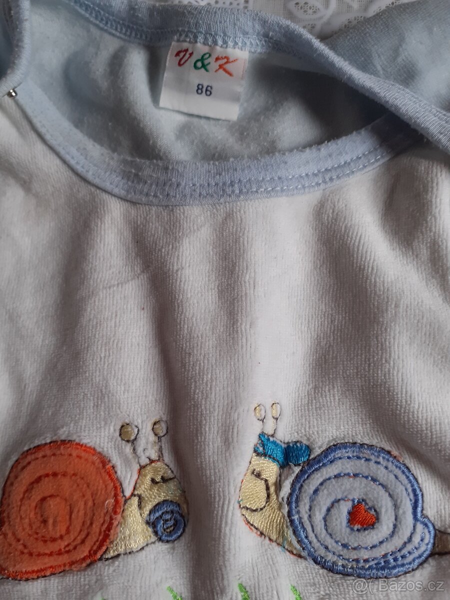 Zimní overal 3 až 6 měsíců, dupačky ,čepičky - 8