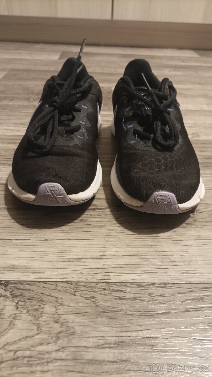 Pěkné tenisky Nike Legend Essential 37,5 - 8