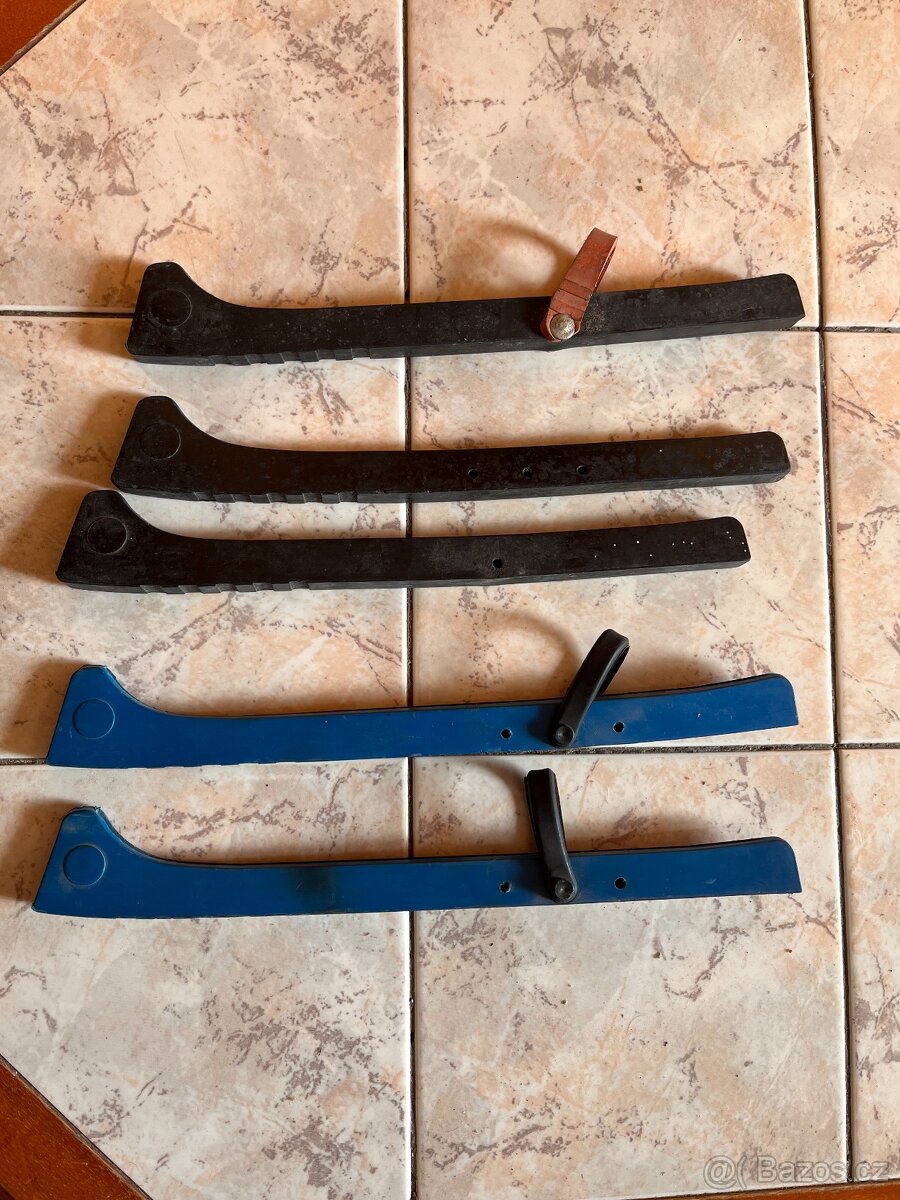 Retro brusle, Hokejky, Puky - 8