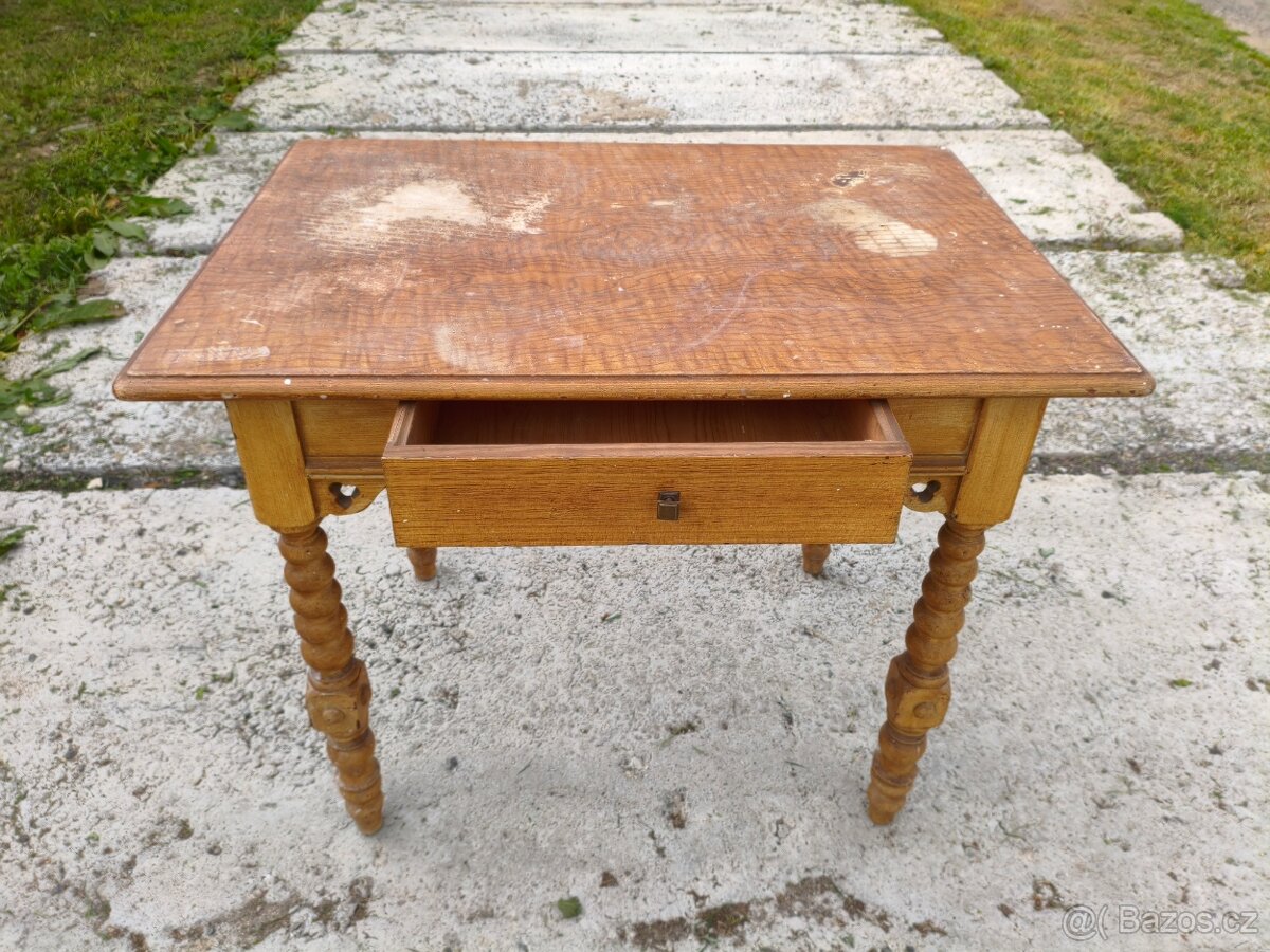 Starožitný vyřezávaný jídelní stůl - 8