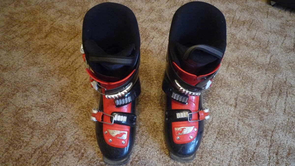 Dětské sjezdové (carvingové) lyže + hůlky + lyžáky - 8