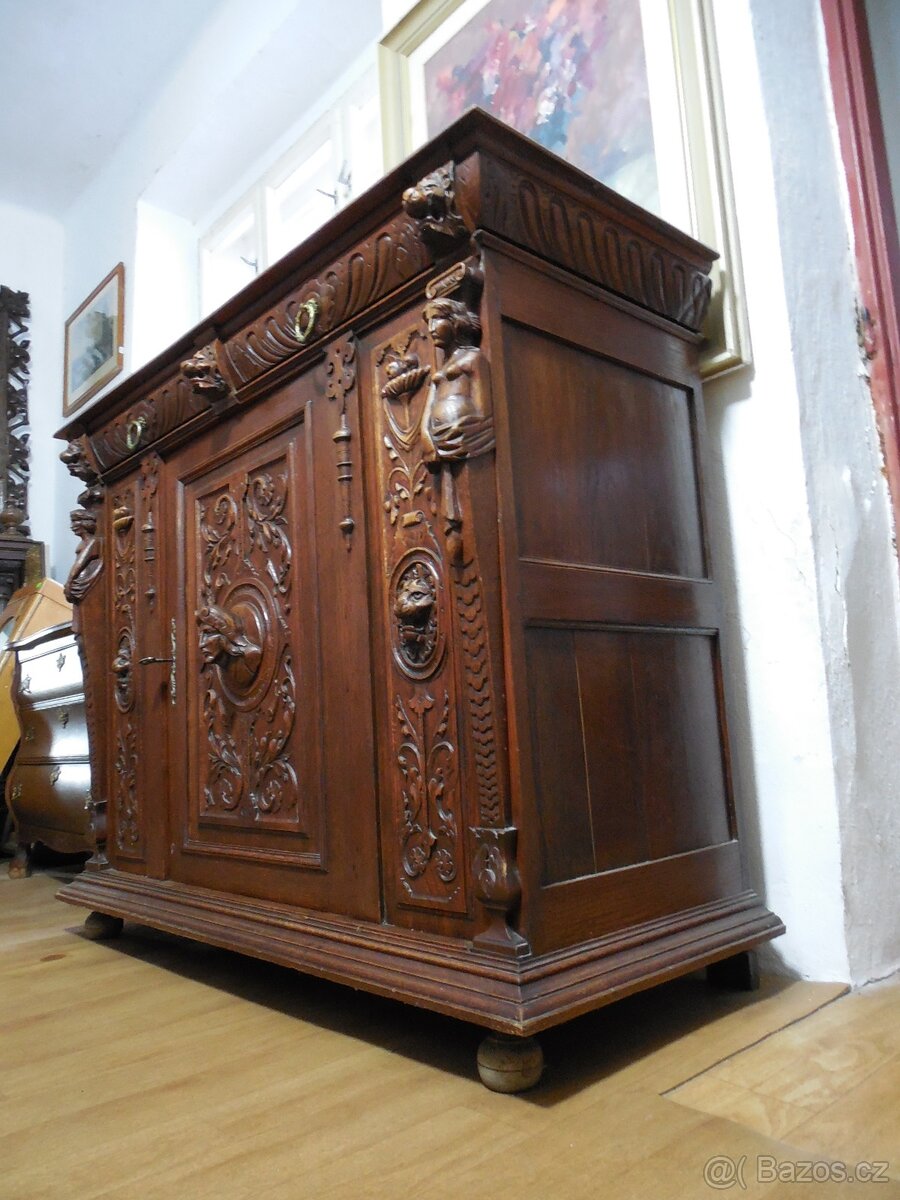 Vyřezávaná skříňka komoda - 8