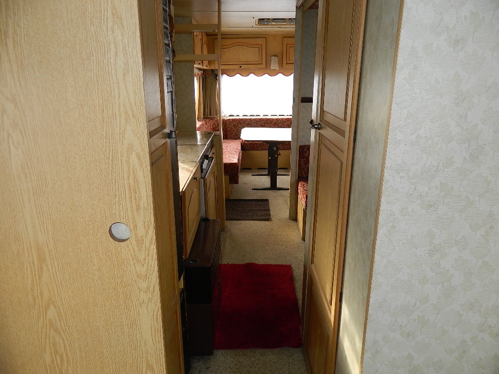 Velký dvouosý karavan Adria pro 7 osob - 8