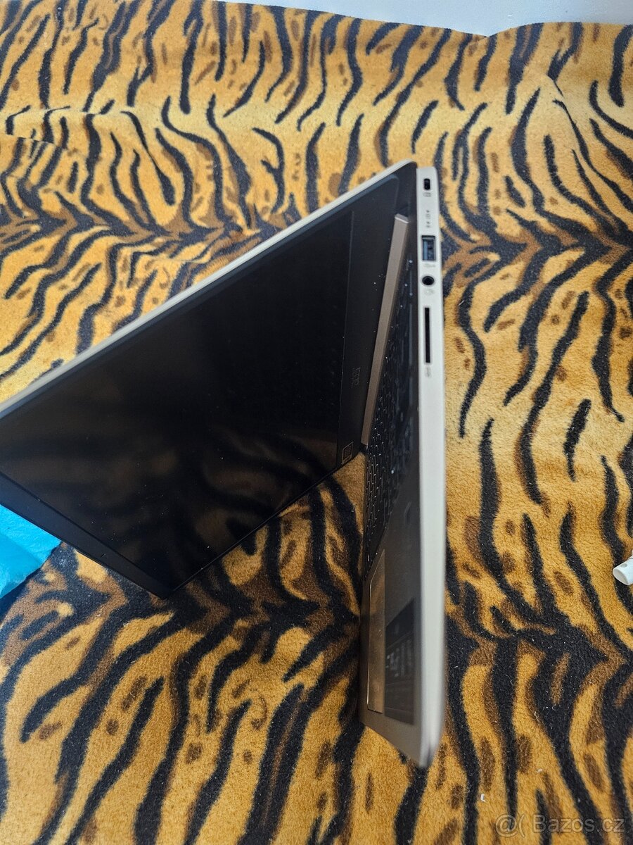 Kovový notebook Acer Swift 1 - 8