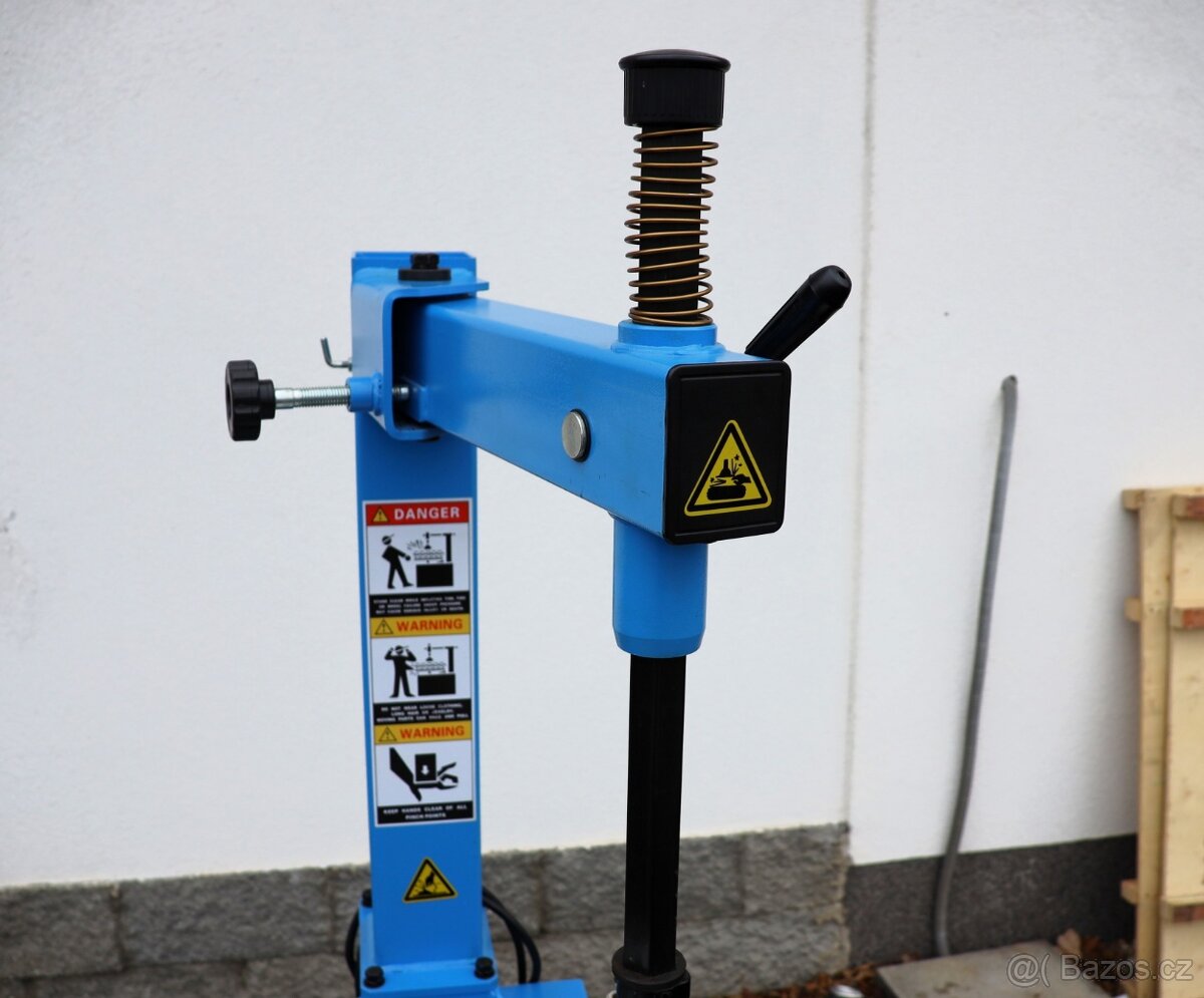 Zouvačka pneumatik poloautomatická - 8