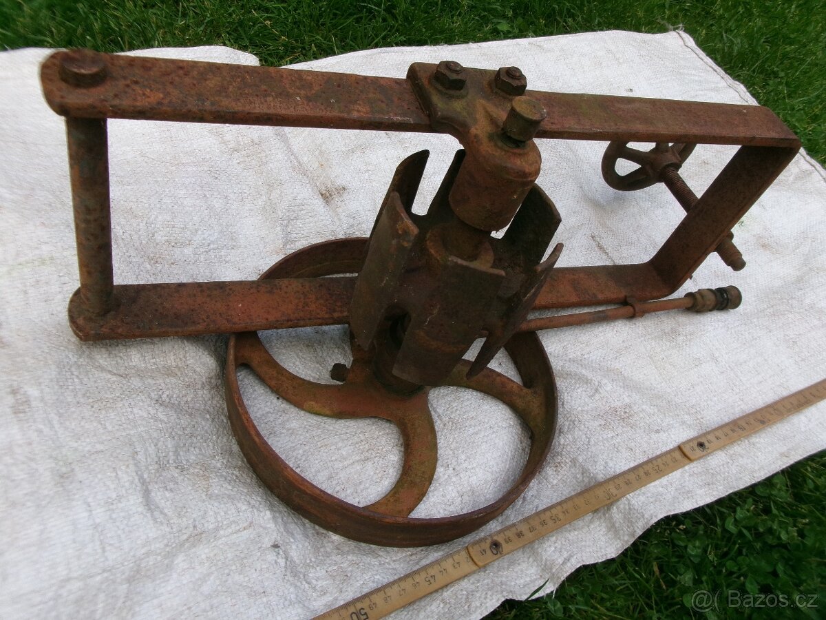 prodám starou součást transmise na plochý řemen. Průměr kola - 8