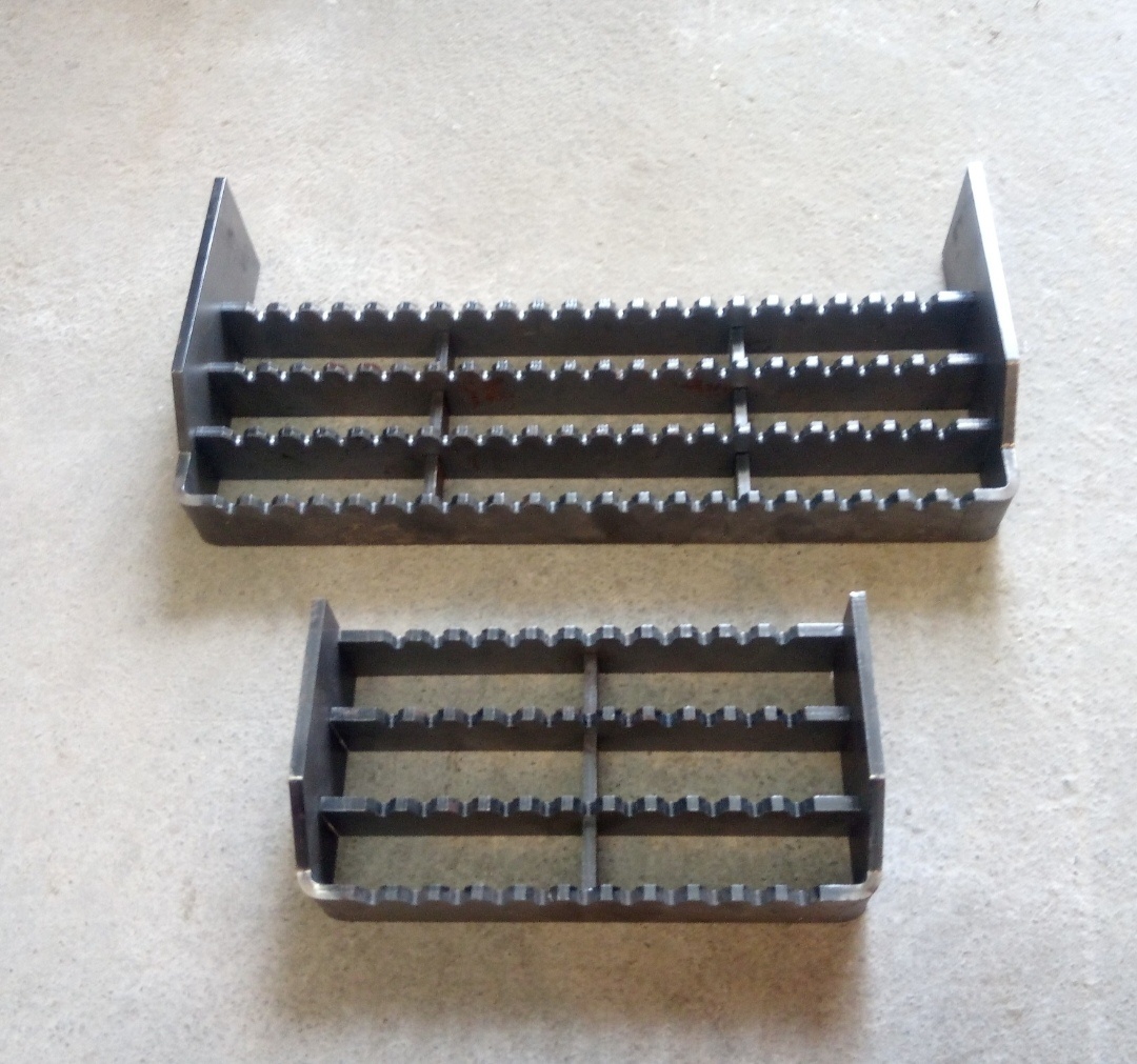 Schodky (stupačky) na Zetor UŘI - 8