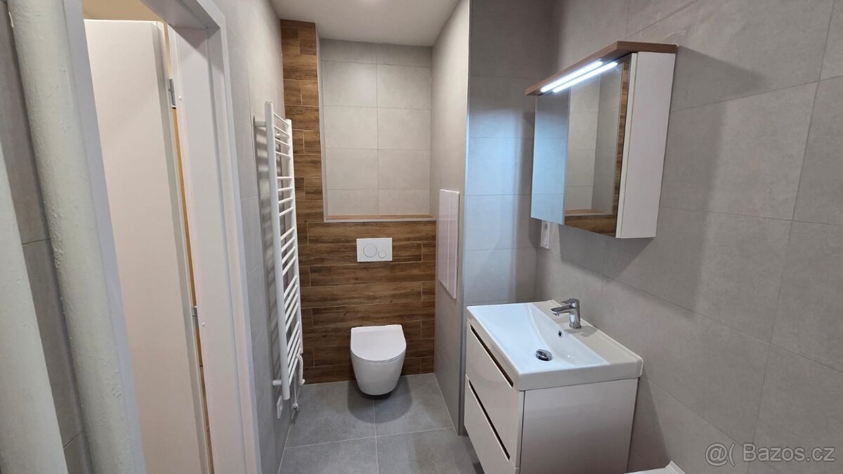 Pronájem bytu 3+1+balkón v ulici Tyršovo nám. v Lounech - 8