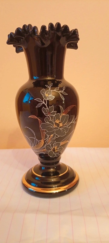 Černá váza s malovanými květy a vlněným okrajem - 8