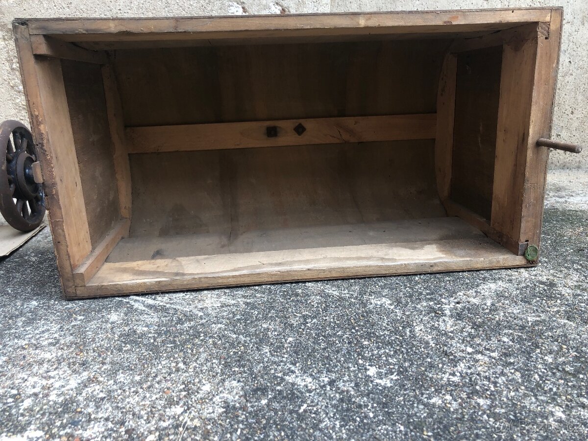 Starý šicí stroj - 8