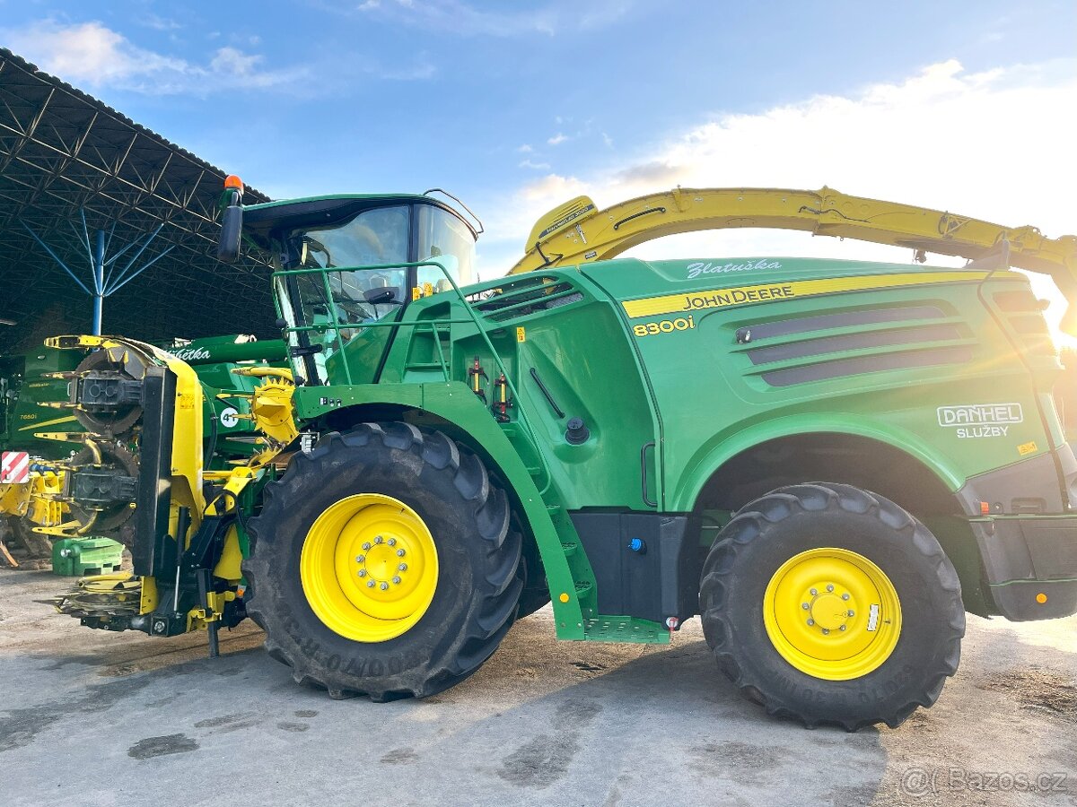 sklízecí řezačka John Deere 8300 - 8