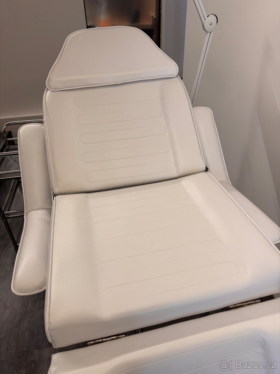 Kosmetické lehátko + židle, pojízdný stolek a lampa - 8