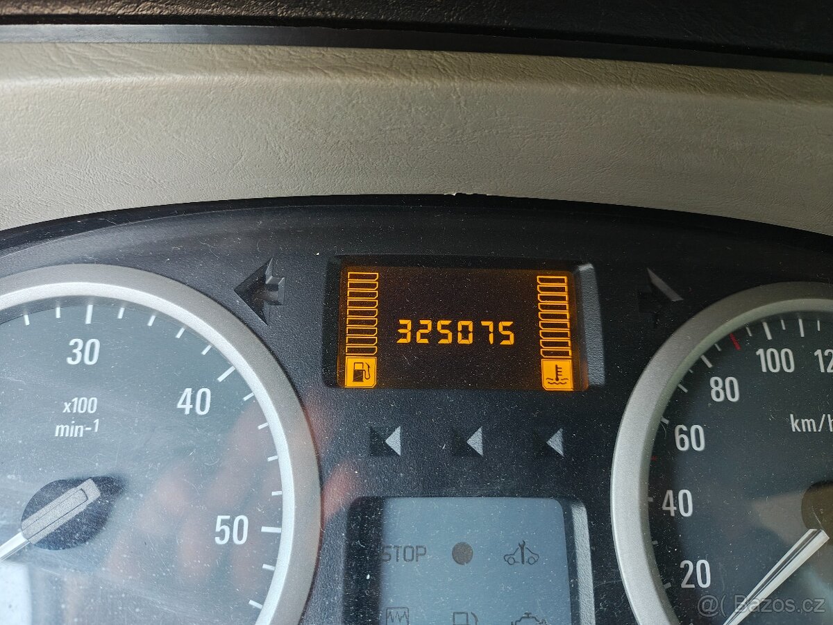 Opel Vivaro 2,0CDTI, rok 2008 - 8
