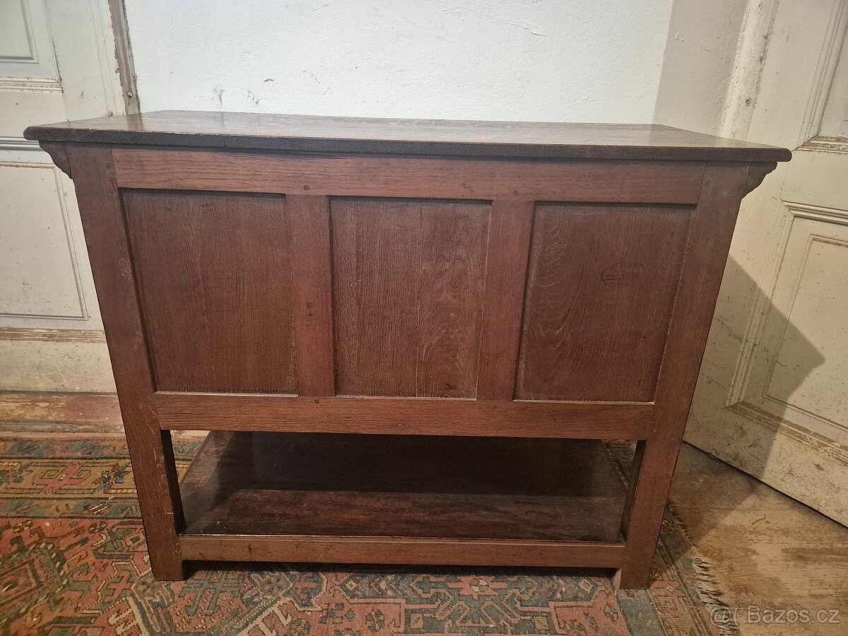 Komoda v gotickém stylu z masivního dubu - 8