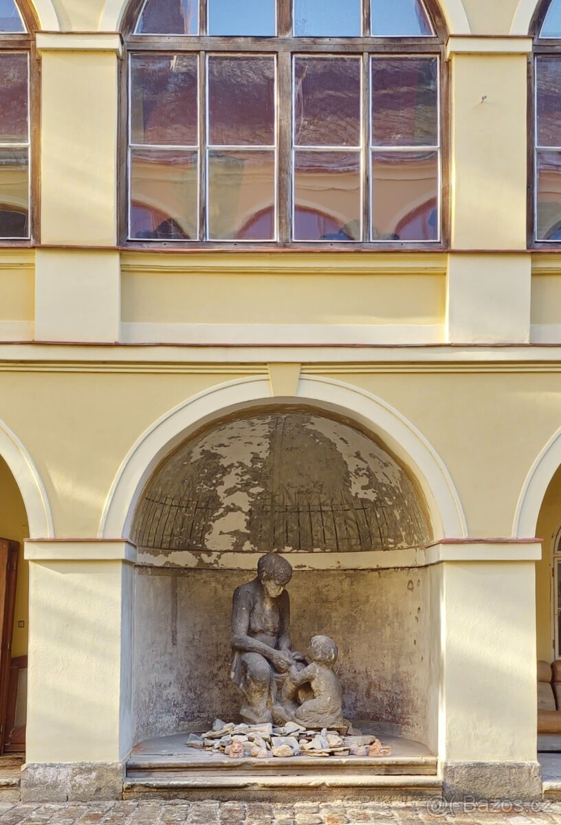 Obří pískovcové sousoší „Matka s dítětem” z období první rep - 8