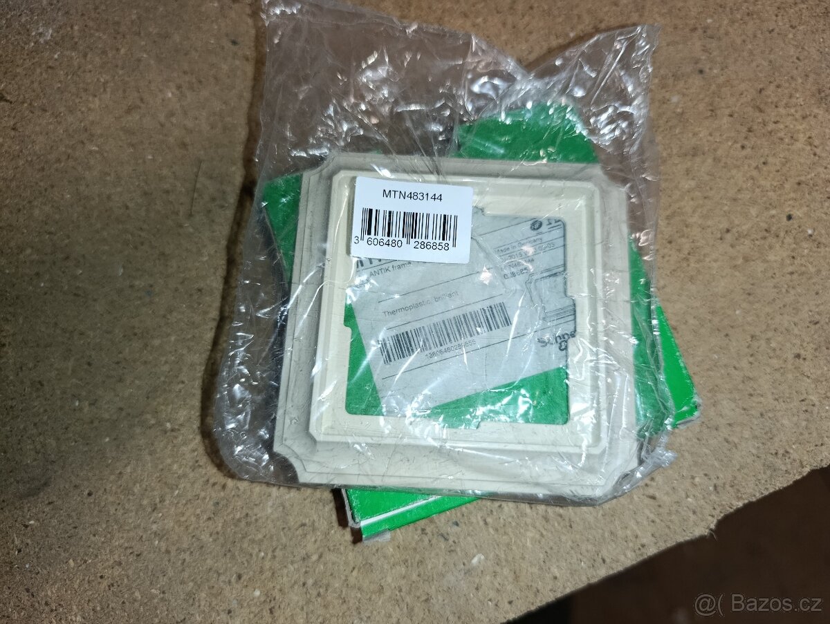 Rámečky vypínačů a zásuvek Schneider - 8