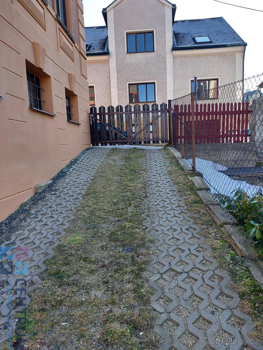 Pronájem garáže s elektronabíječkou - 8