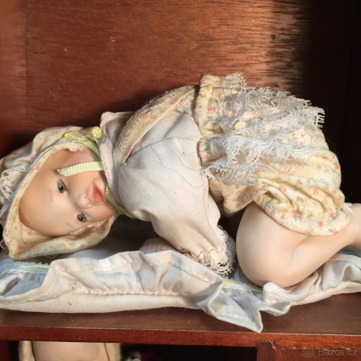 sběratelské panenky porcelánové značené a polička - 8