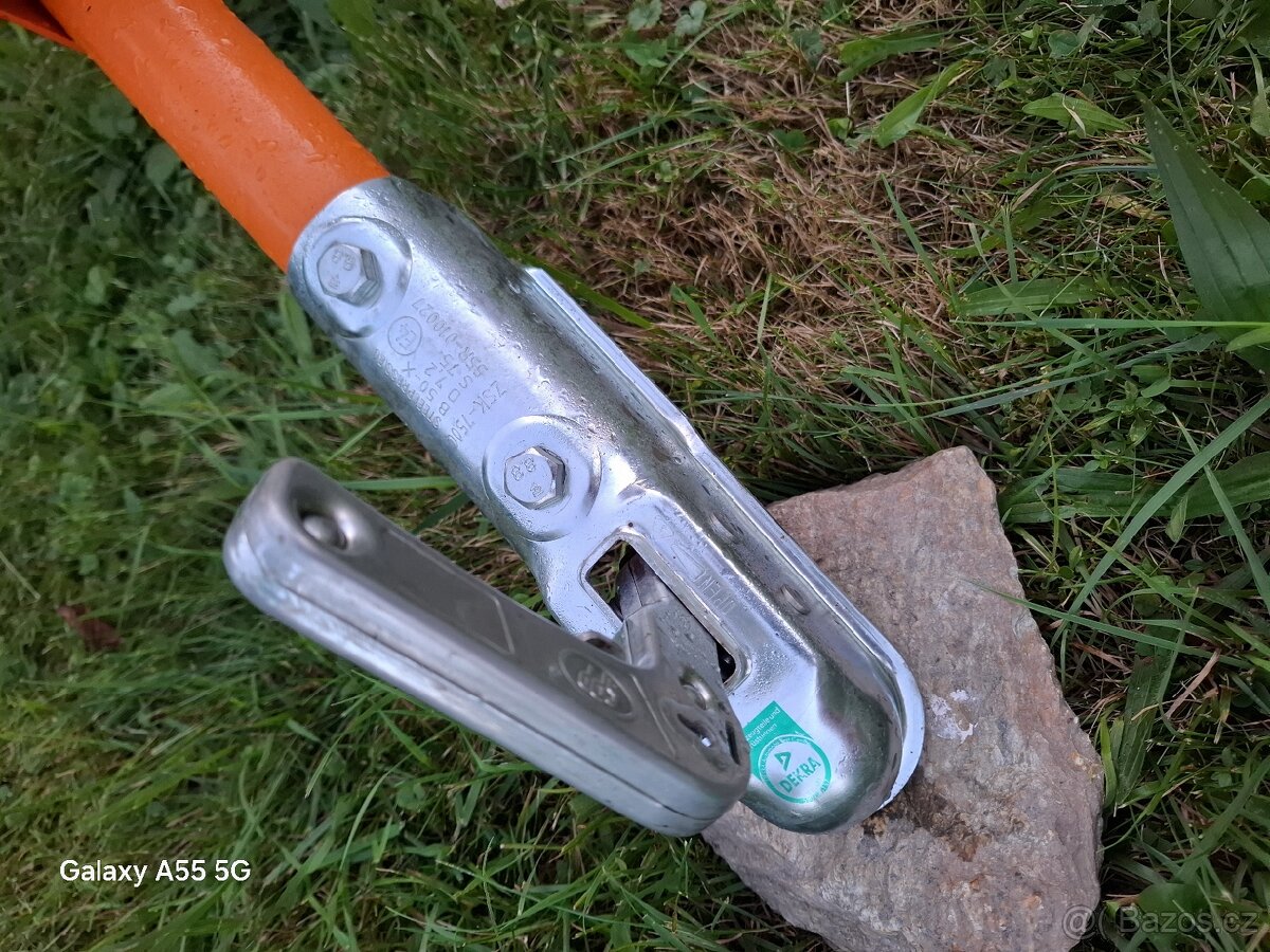 Tažené rozmetadlo soli, písku a hnojiv DAKR - 8