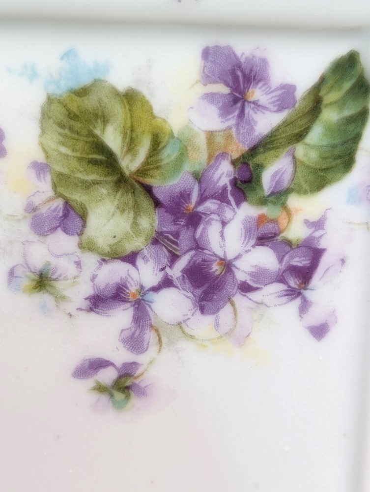 3 ks Starožitné dózy s motivem fialky. - 8