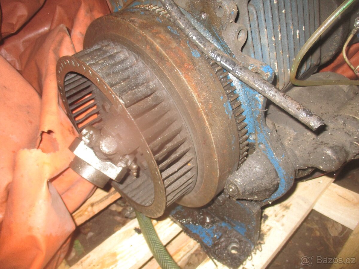 Nepojízdný smykový nakladač - 8