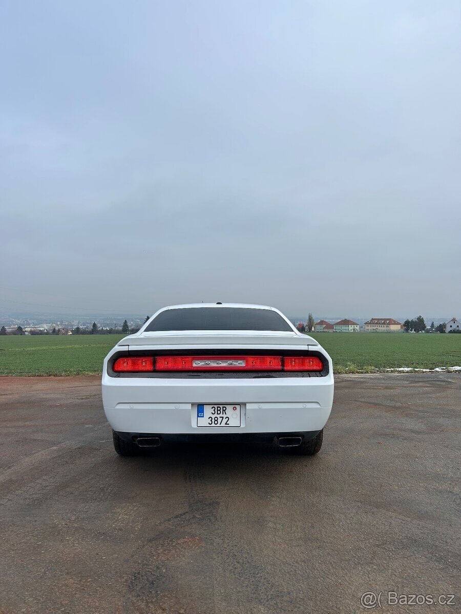 Dodge Challenger R/T 5.7 hemi - 8