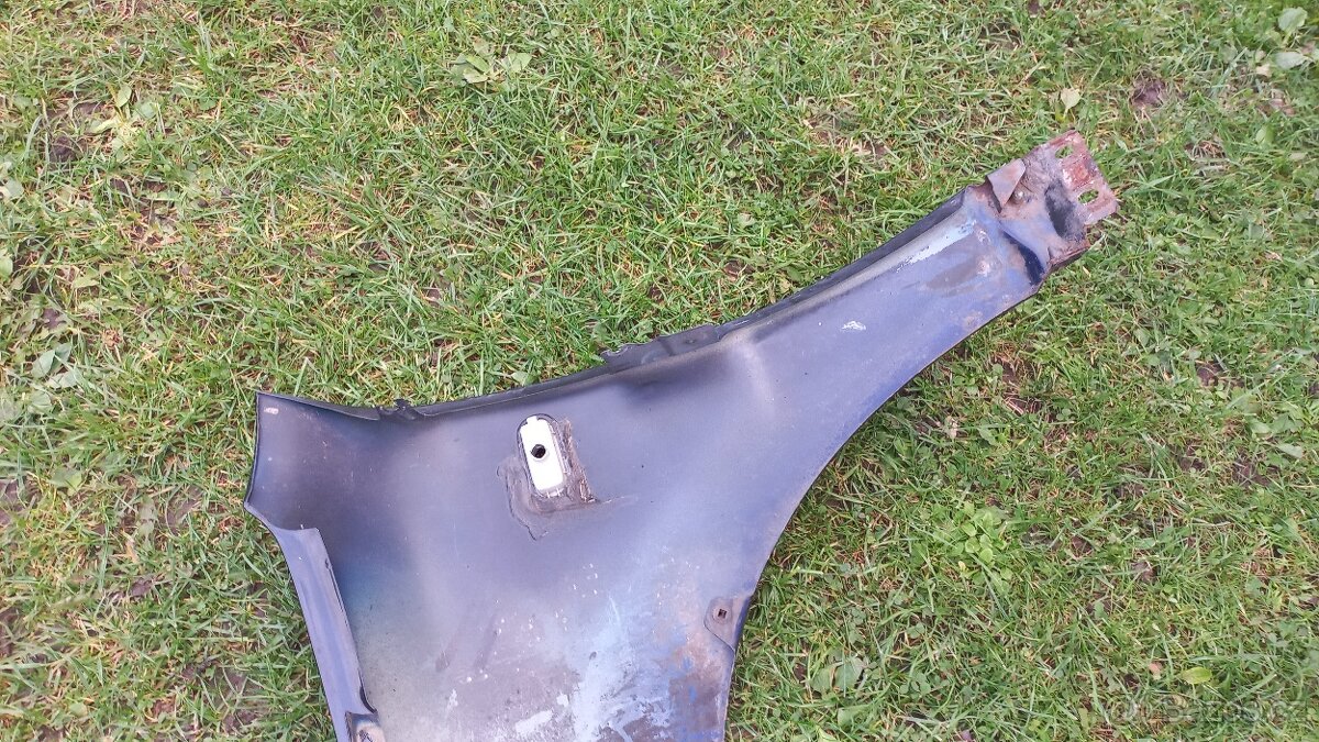 VW Passat B5 1996-2001 pravý přední blatník černý - 8