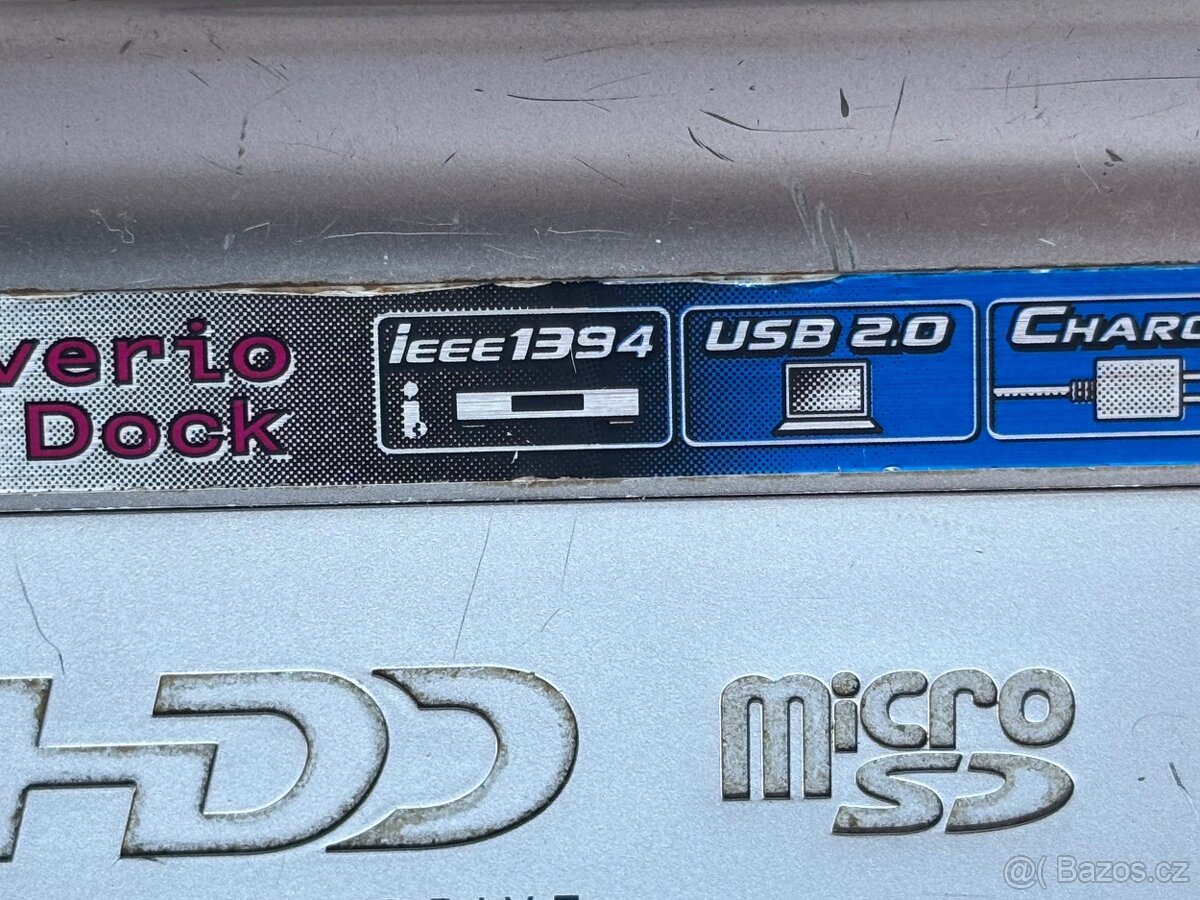 Videokamera JVC Everio s příslušenstvím - 8