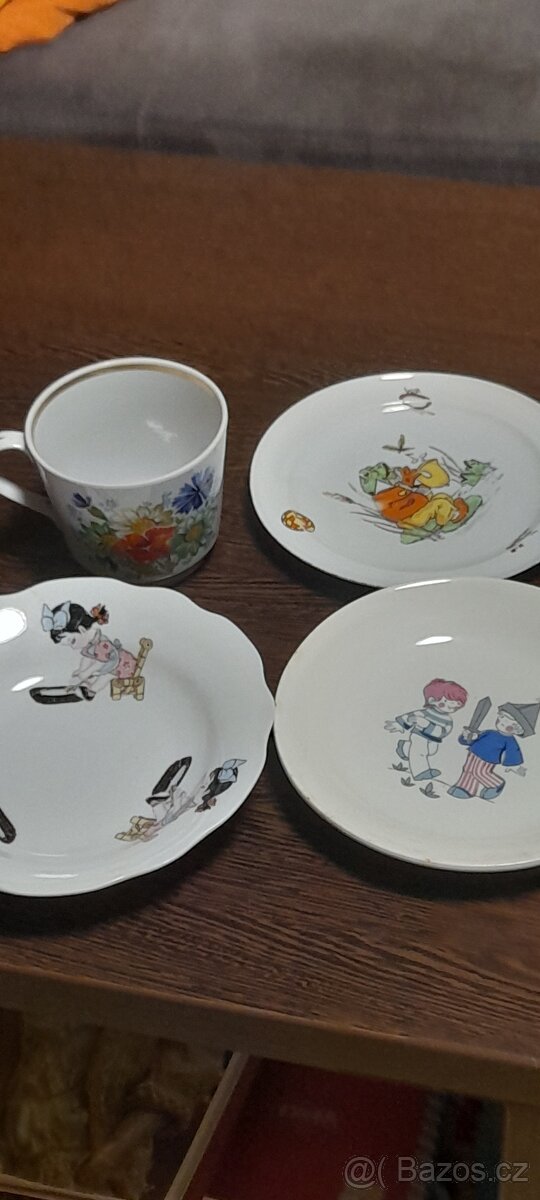 Starožitné dětské talířky a velký porcelánový hrnek - 8