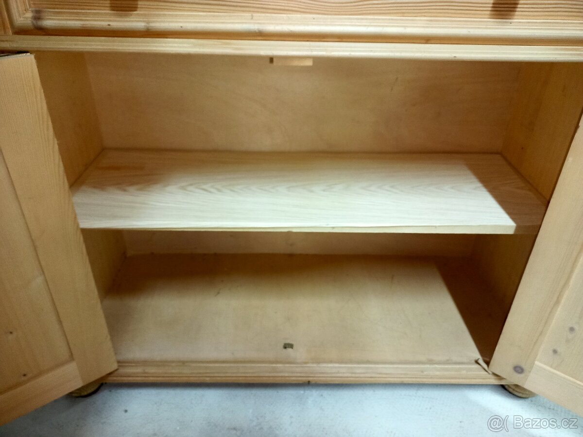 Prodám hezkou sestavu z masivu-komoda,věšák,zrcadlo. - 8