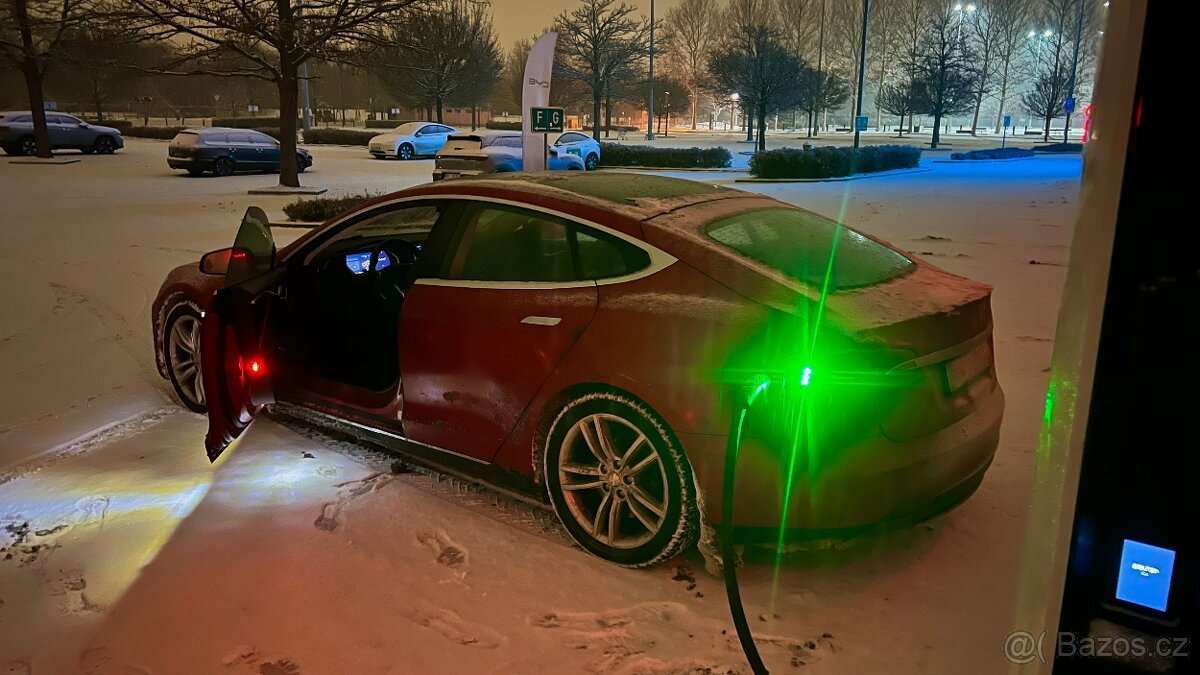 Tesla Model S85 El.Panorama Kuze Vzd.podvozek barva RedMult - 8