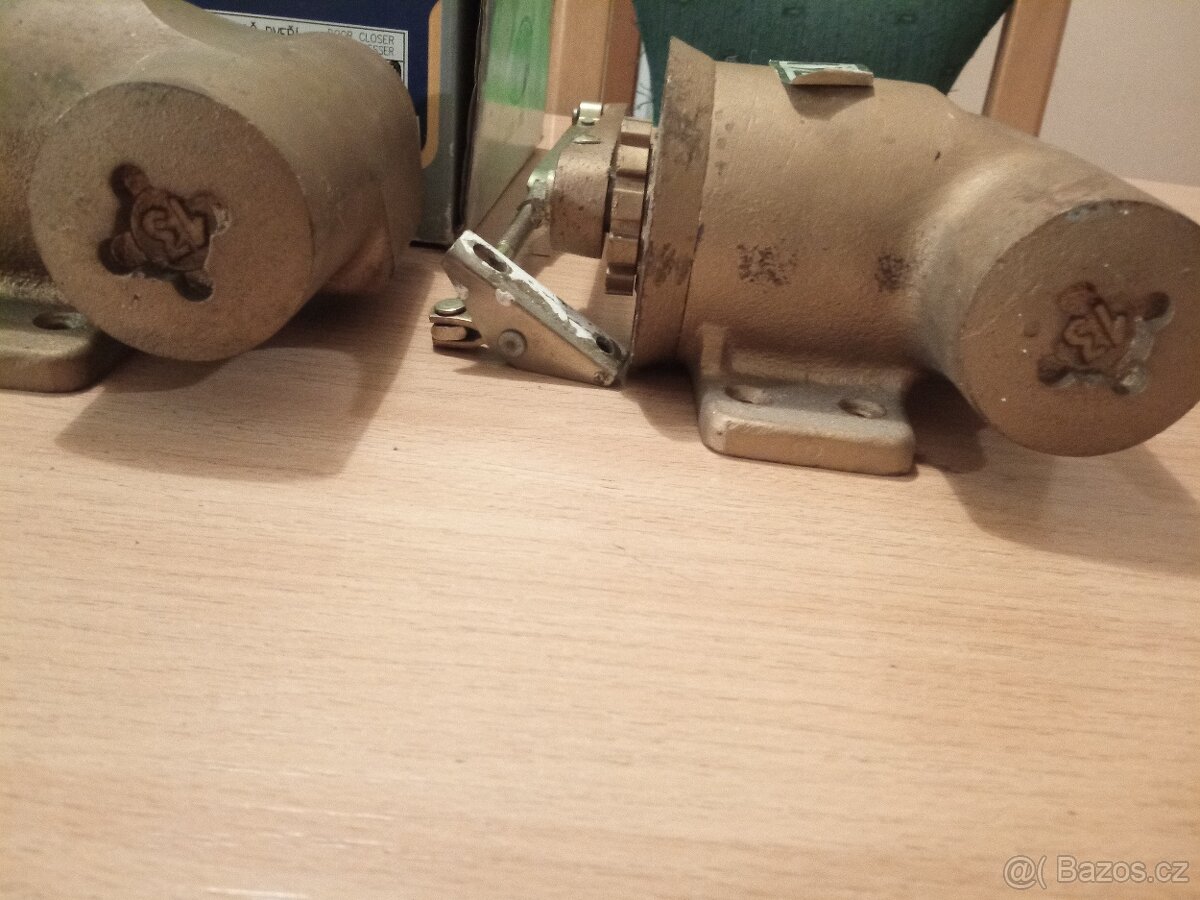 BRANO, ZAVÍRAČE DVEŘÍ, 3ks - 8