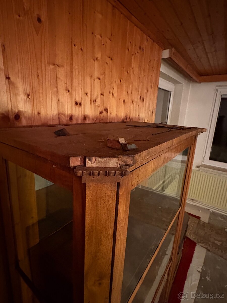 Prodám starožitný nábytek (komoda, stůl, lustr…) - 8