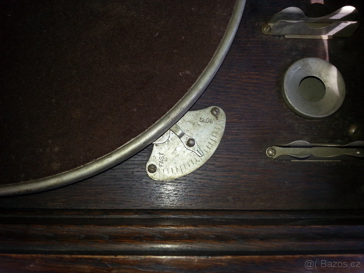 Prodám historický gramofon Hismaster Voice v nálezovém stavu - 8